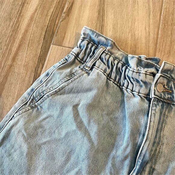 Zenana Women's Paperbag Waist Jeans Light Blue Size M Elastic Waist - Picture 2 of 4